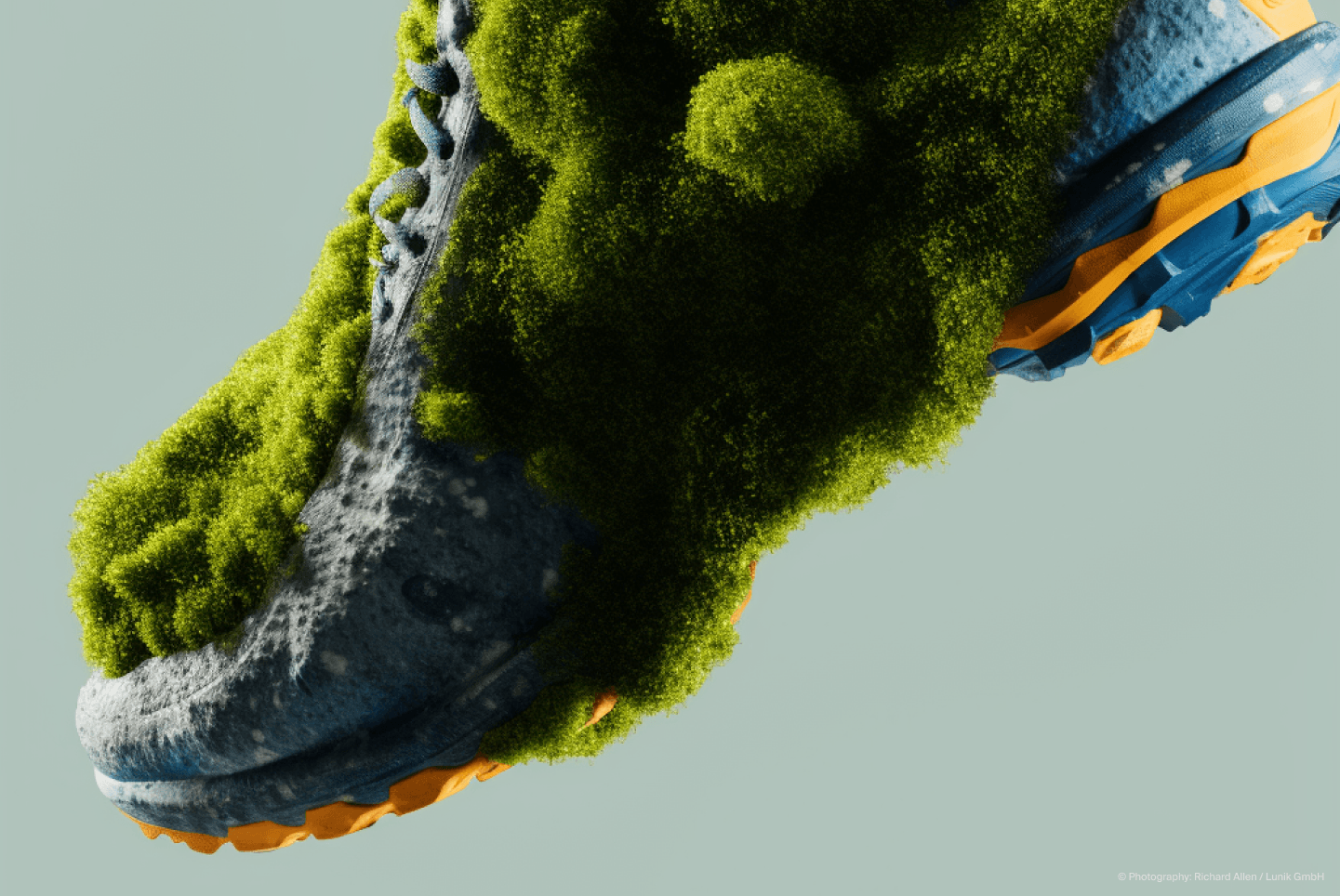 mizuno_bradnbook_AI_shoes with grass_cover_branding_amsterdam.png